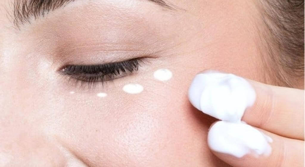 Không bôi kem đánh răng hay tinh dầu lên mắt vì có thể gây bỏng hóa chất và tổn thương giác mạc