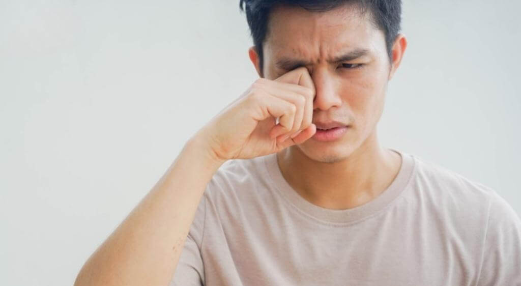 Không dụi mắt để tránh làm tình trạng sưng trở nên nặng hơn