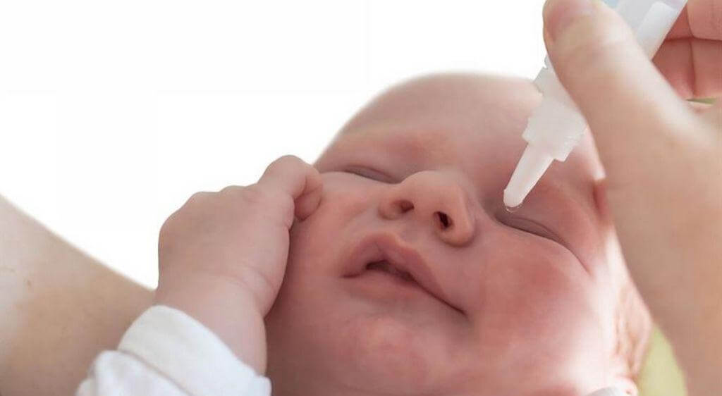 Không nên tự ý nhỏ thuốc nhỏ mắt cho trẻ khi chưa được thăm khám và có chỉ định của bác sĩ