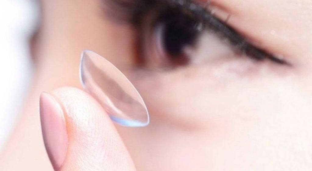 Kính áp tròng bị kẹt dưới mí mắt hoặc bám chặt vào mắt có thể gây đau, cộm và tổn thương giác mạc