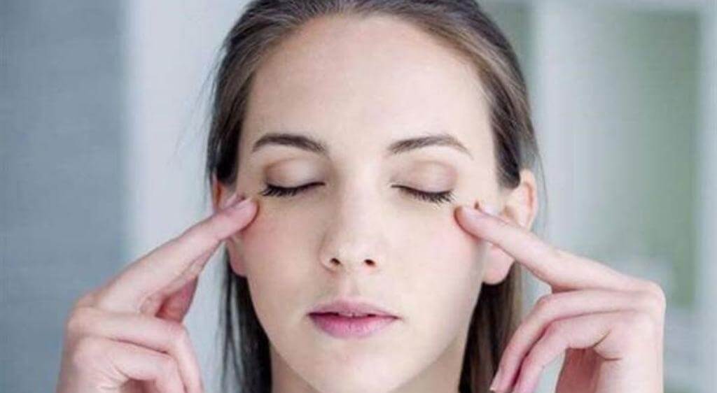 Massage tuyến Meibomian giúp tăng lưu thông tuyến dầu, hỗ trợ giảm sưng mí mắt hiệu quả