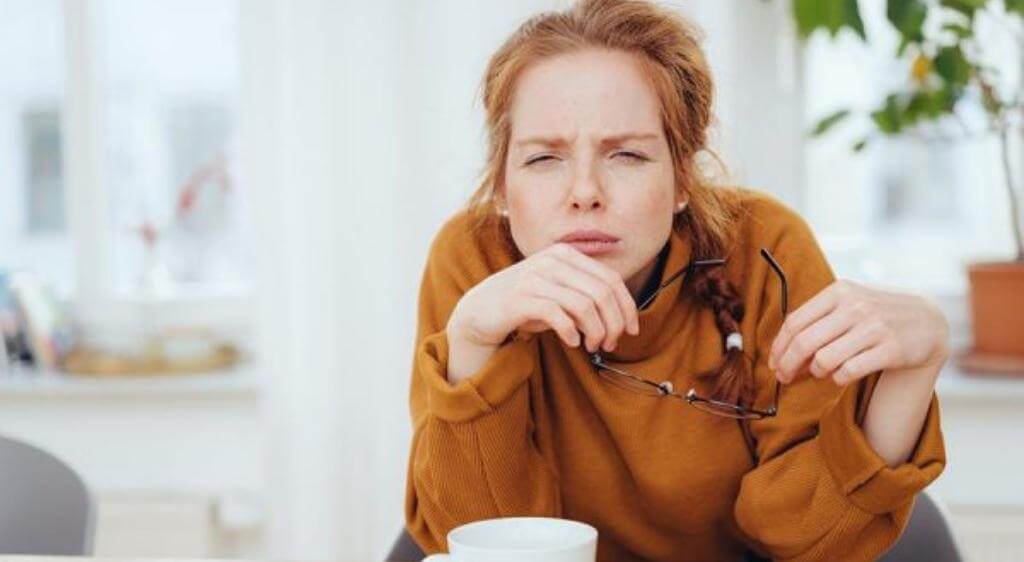 Mắt mờ vào chiều tối kèm theo giảm thị lực ban ngày cần được thăm khám sớm
