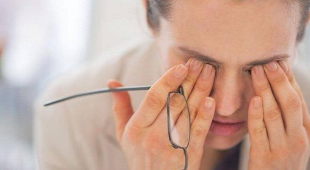 Mờ mắt kèm theo nhìn thấy quầng sáng là dấu hiệu cần được thăm khám mắt ngay