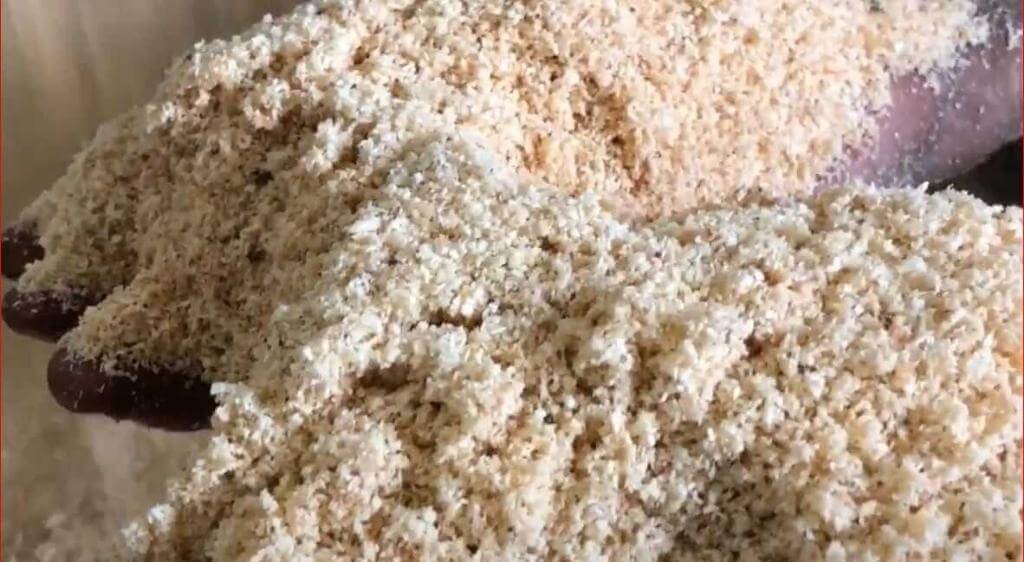 Mùn cưa, vụn gỗ dễ bám trên bề mặt mắt, gây cộm, đỏ và kích ứng