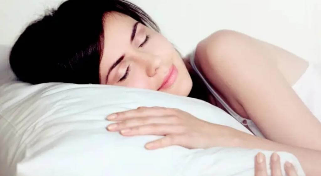 Nghỉ ngơi đúng tư thế giúp giảm sưng và hỗ trợ hồi phục sau cắt mí mắt