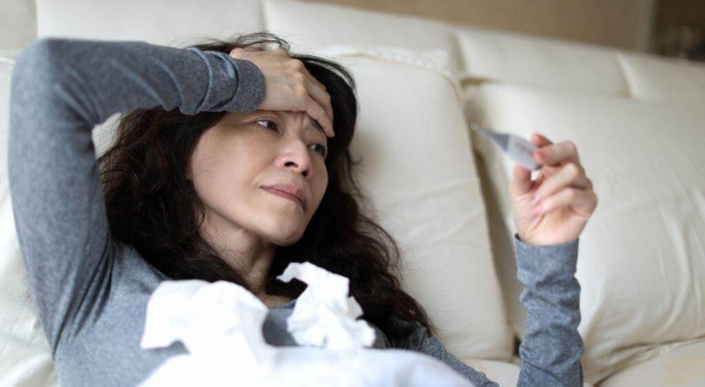 Người bệnh cần đi khám ngay nếu có các dấu hiệu sốt, mệt mỏi, sưng hạch bạch huyết, suy giảm thị lực,...