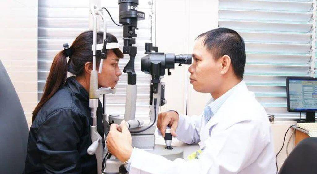Người bệnh cần được kiểm tra mắt toàn diện trước khi tiến hành phẫu thuật giảm áp hốc mắt
