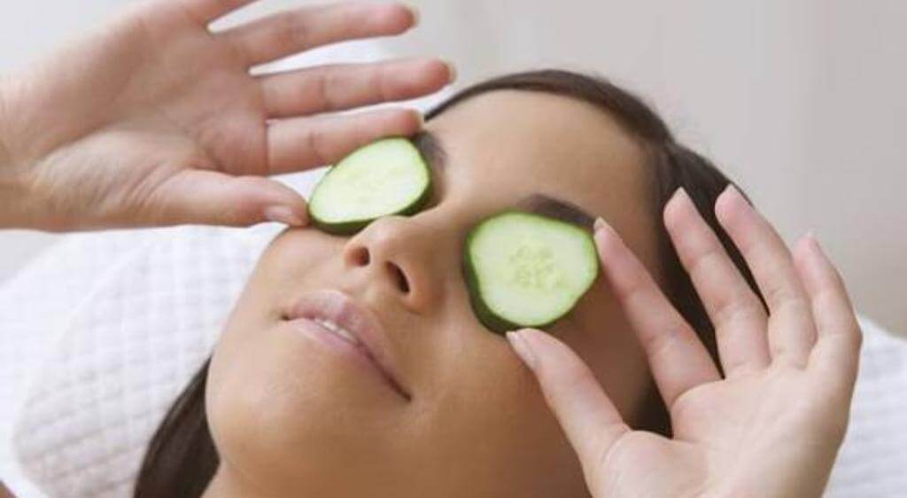 Nha đam và dưa chuột ướp lạnh giúp làm dịu, cấp ẩm và giảm sưng bọng mắt tự nhiên