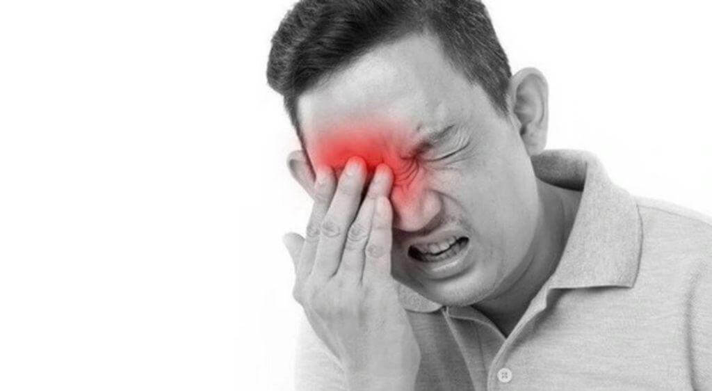 Nhức hốc mắt đau đầu là cảm giác khó chịu phát sinh ở vùng đầu rồi lan sâu bên trong hốc mắt