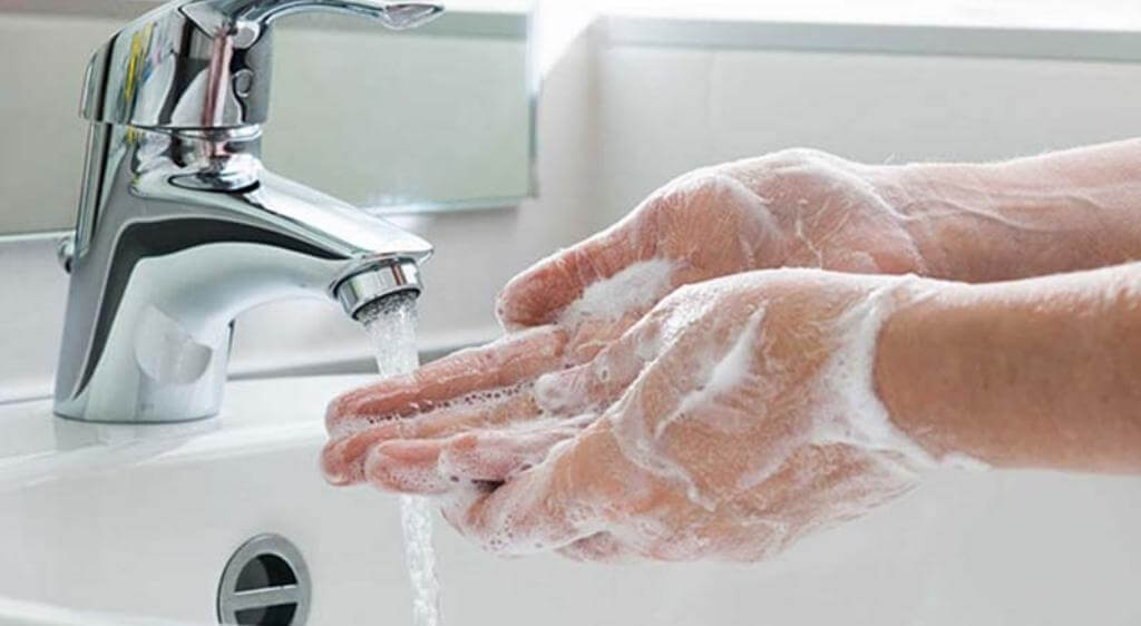 Rửa tay sạch trước khi chạm vào mắt giúp hạn chế lây lan vi khuẩn và giảm nguy cơ nhiễm trùng