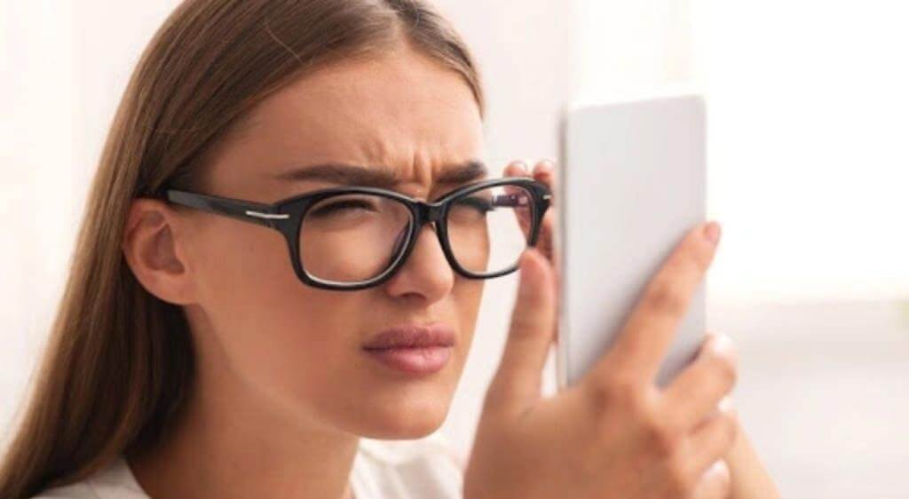Tật khúc xạ khiến ánh sáng không hội tụ đúng trên võng mạc, làm hình ảnh nhìn thấy bị mờ hoặc nhòe