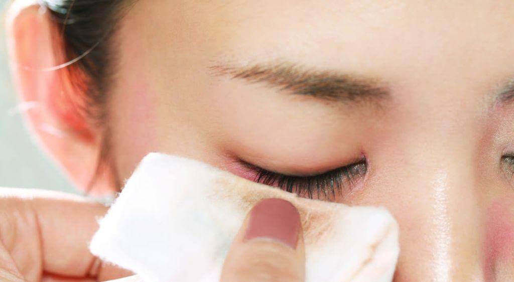 Tẩy trang mắt kỹ lưỡng trước khi đi ngủ giúp phòng ngừa các bệnh về mắt hiệu quả