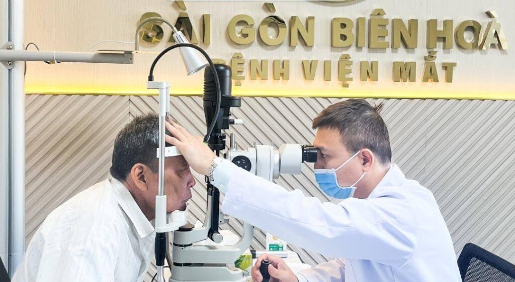 Thăm khám có hệ thống giúp bác sĩ đánh giá nguyên nhân và mức độ tổn thương.