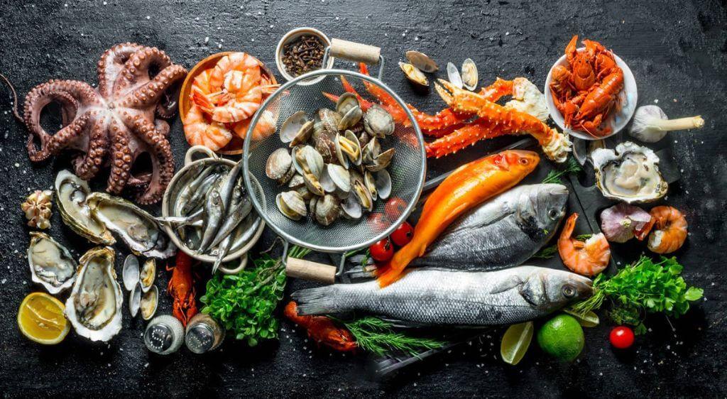 Trong hải sản chứa các protein lạ và histamin tự nhiên gây kịch hoạt các phản ứng quá mẫn, khiến mắt sưng, ngứa nhiều hơn