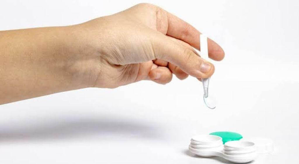 Vệ sinh kính áp tròng sai cách là một trong những nguyên nhân cực kỳ nguy hiểm dẫn đến nhiễm trùng mắt
