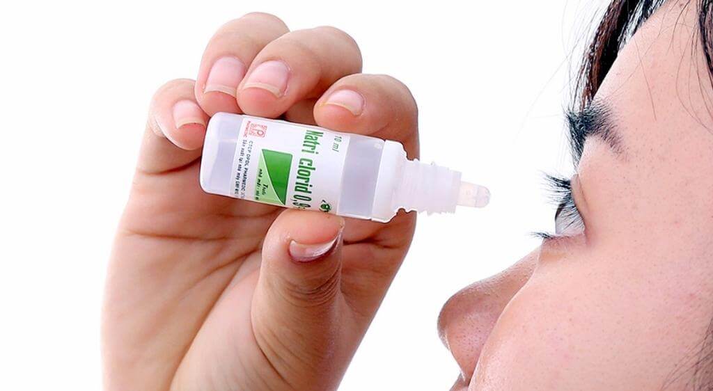 Vệ sinh mắt bằng NaCl 0.9% giúp làm sạch và giảm nguy cơ nhiễm trùng