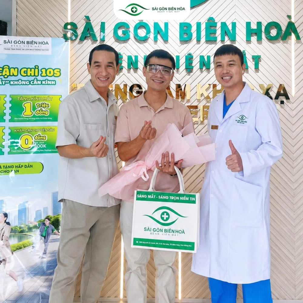 Anh Phúc Lộc rạng rỡ chụp ảnh lưu niệm cùng đội ngũ bác sĩ tại Bệnh viện Mắt Sài Gòn Biên Hòa sau ca phẫu thuật xóa cận SmartsurFace thành công