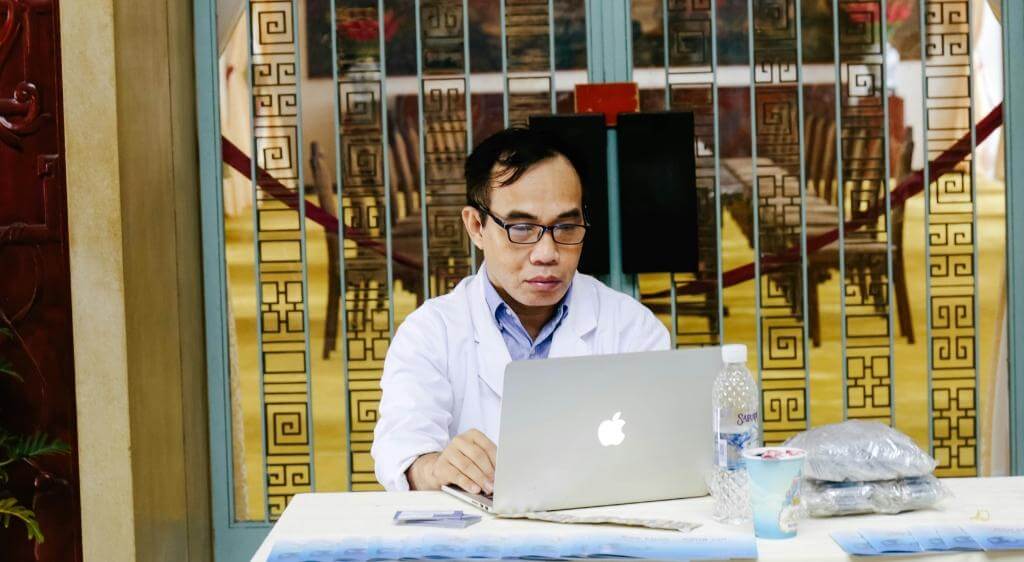 Bác sĩ đánh giá vùng hõm, đặc điểm giải phẫu và lượng mỡ cần bổ sung trước khi lập kế hoạch.