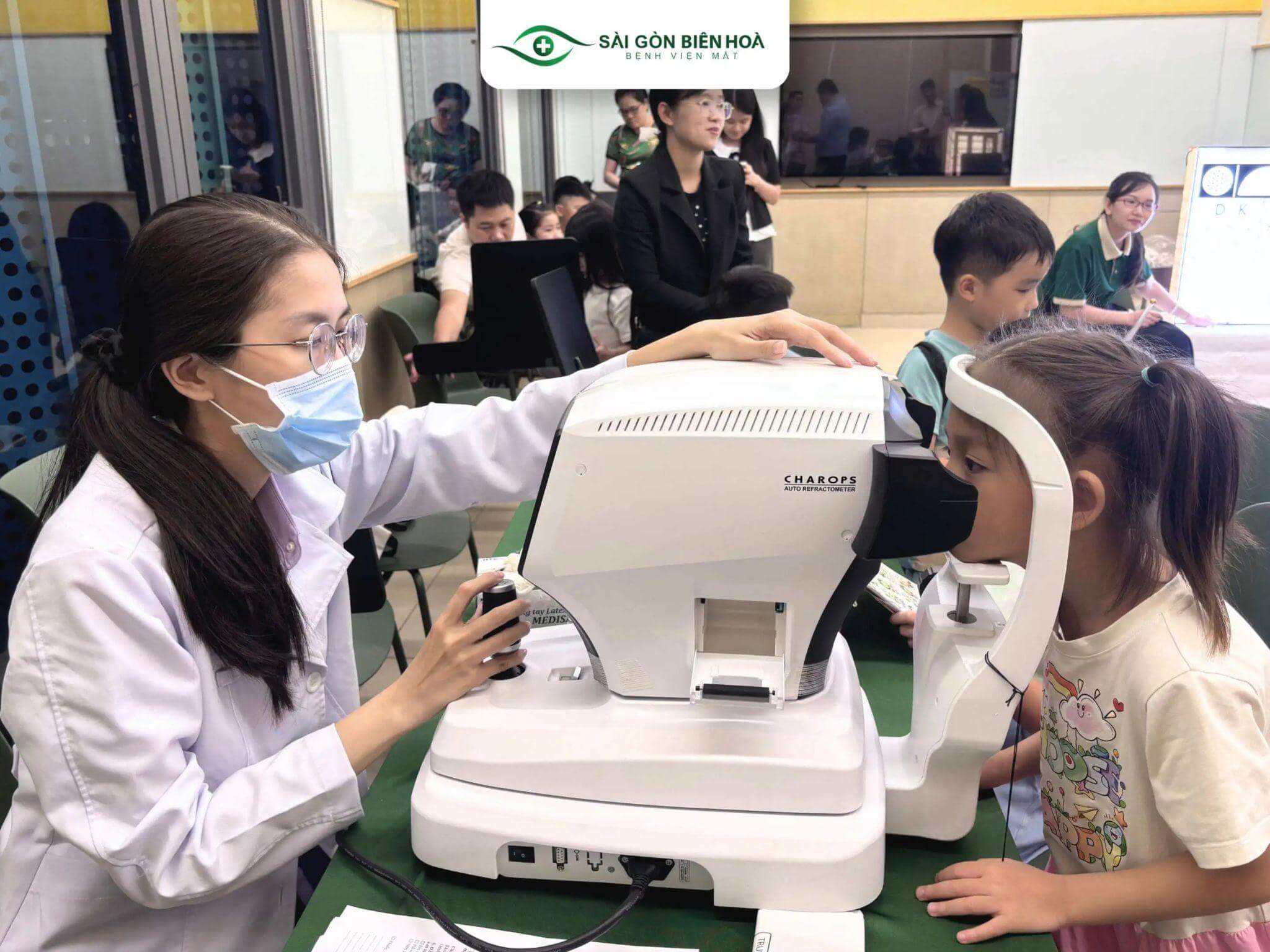 BS.CKI Bùi Phương Hiền trực tiếp kiểm tra khúc xạ cho trẻ nhằm đánh giá thị lực và hỗ trợ theo dõi tiến triển cận thị.