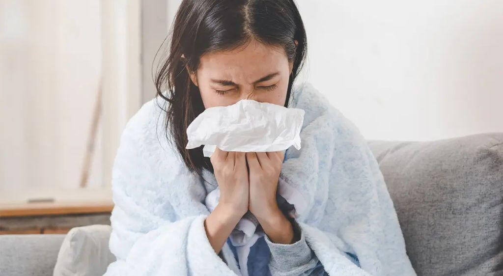Cảm cúm, viêm mũi hoặc viêm xoang có thể gây ra đau hốc mắt