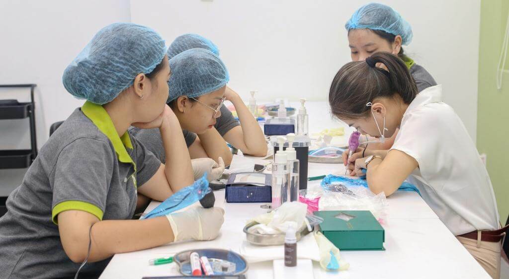 Chuyên môn và kinh nghiệm của bác sĩ là yếu tố ảnh hưởng đến chi phí tiêm filler hốc mắt.