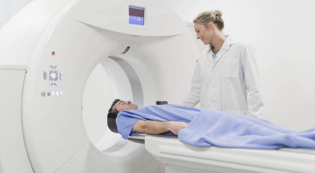 CT hỗ trợ đánh giá gãy xương, mảnh xương, dị vật và xuất huyết nhưng hình ảnh bình thường không loại trừ chấn thương thần kinh thị giác gián tiếp