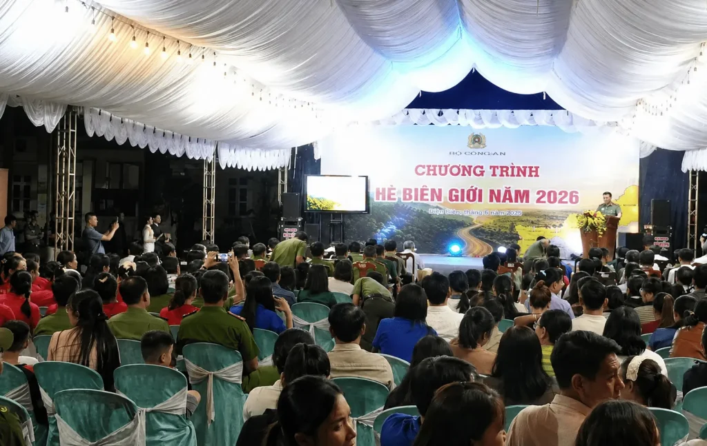 Đại biểu và Nhân dân tham dự chương trình đêm văn nghệ “Hè biên giới năm 2026 tại xã Đăk Ơ