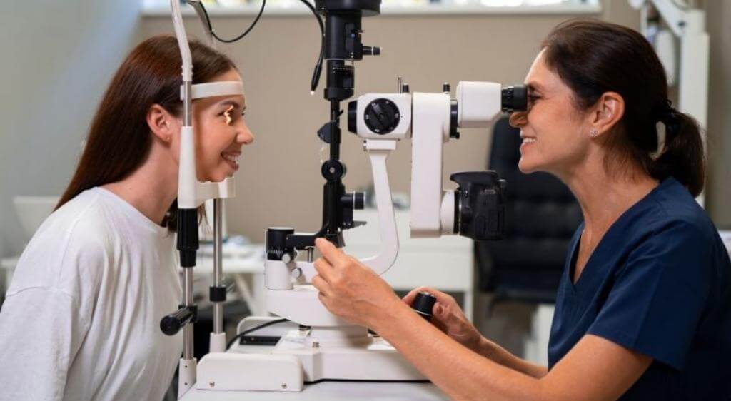 Khám mắt, đo thị trường, OCT và MRI được phối hợp để xác định vị trí tổn thương