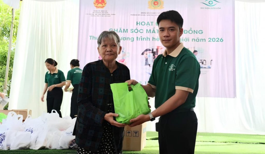 Khám mắt miễn phí cho 150 người dân vùng biên xã Thiện Hưng