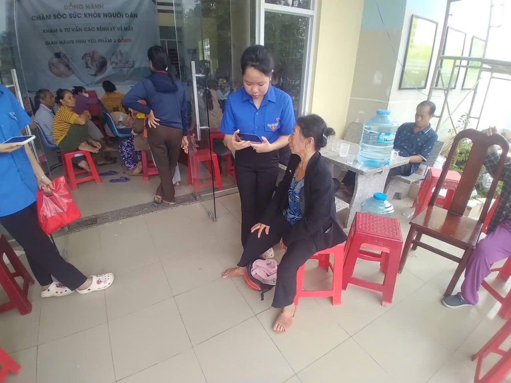 Khám mắt miễn phí và gian hàng 0 đồng tại xã Đak Lua