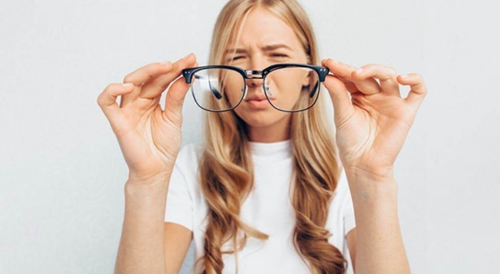 LHON thường ảnh hưởng một mắt trước, sau đó mắt còn lại có thể giảm thị lực trong vài tuần hoặc vài tháng