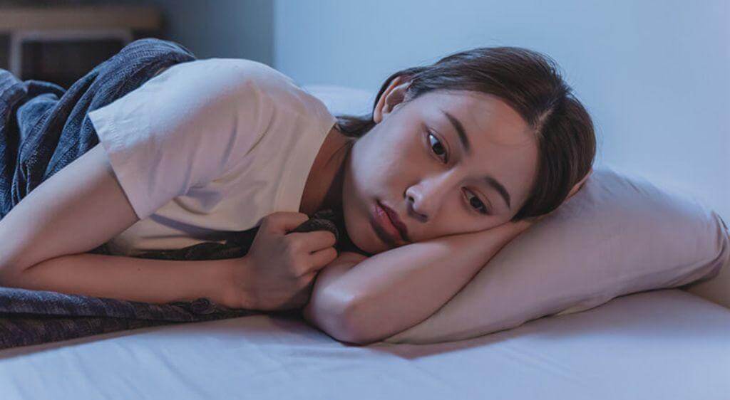 Mạch máu nông quanh mắt có thể dễ nhìn thấy hơn ở người có da mỏng hoặc ít mô dưới da