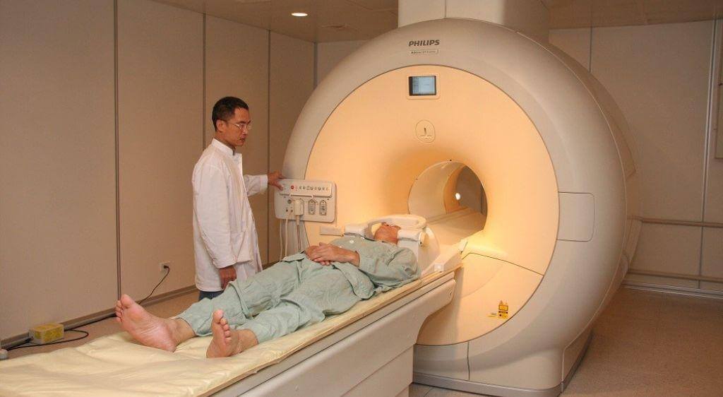 MRI có thể được chỉ định khi bác sĩ nghi ngờ bất thường mạch máu hoặc tổn thương nằm sâu trong hốc mắt