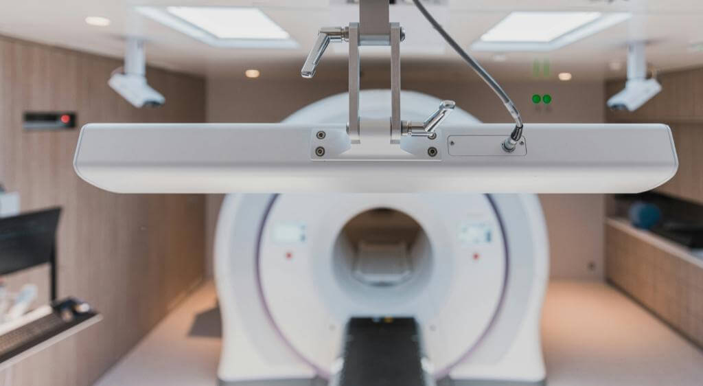 MRI hốc mắt cho hình ảnh rõ nét về mô mềm, dây thần kinh thị giác và các cấu trúc sâu trong hốc mắt.