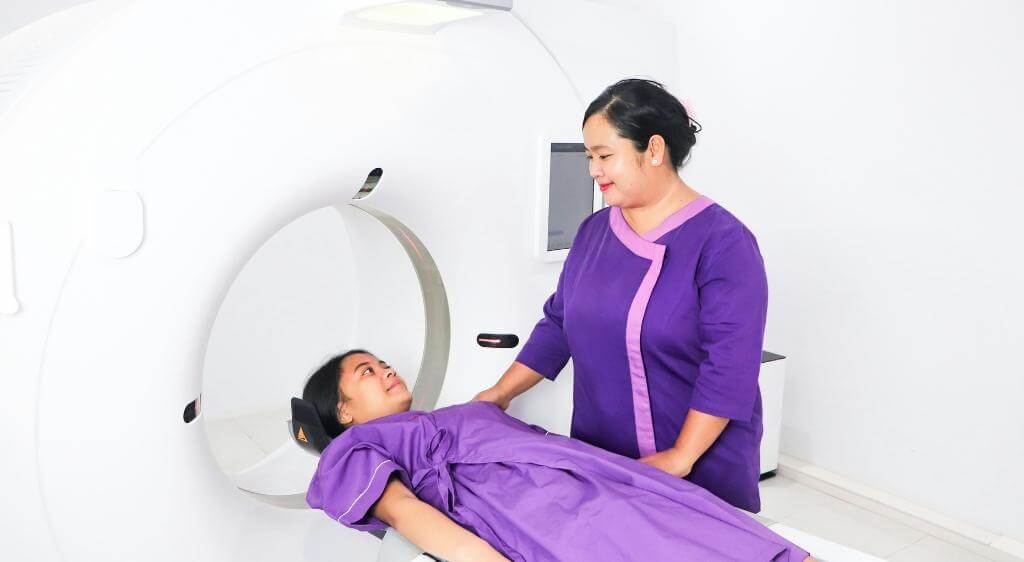 MRI hốc mắt giúp phát hiện và đánh giá các bất thường trong hốc mắt.
