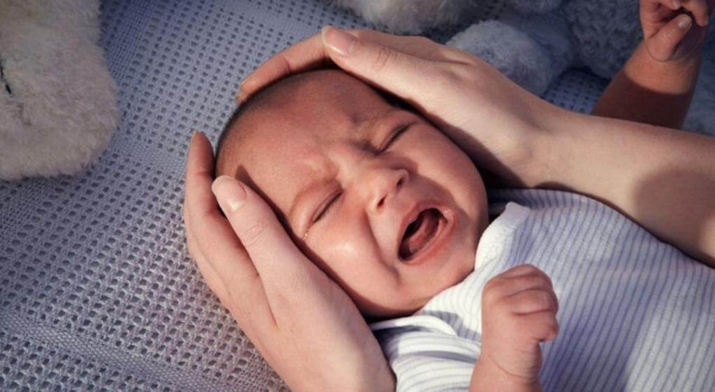 Nên dừng hoạt động khi trẻ quay mặt, nhắm mắt hoặc quấy khóc