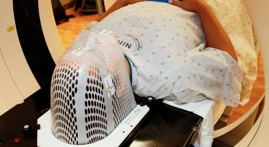 Quy trình chụp MRI hốc mắt diễn ra theo các bước chuẩn bị, chụp và hoàn tất kiểm tra.