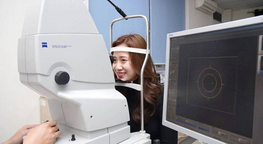 Soi đáy mắt hỗ trợ bác sĩ đánh giá gai thị, võng mạc và các dấu hiệu có thể liên quan đến chèn ép phía sau nhãn cầu