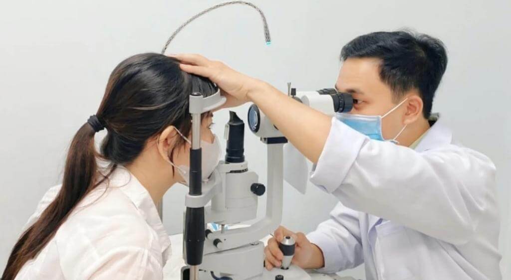 Thăm khám chuyên khoa giúp xác định nguyên nhân gây rối loạn thị giác và hỗ trợ bác sĩ loại trừ nguyên nhân khác và đánh giá khả năng mắc hội chứng tuyết thị giác