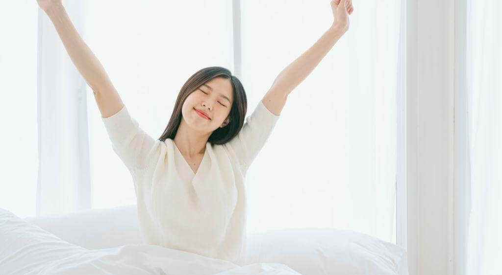Thực hiện lối sống lành mạnh, ngủ đủ giấc, hạn chế thức khuya giúp cải thiện hốc mắt nổi gân xanh