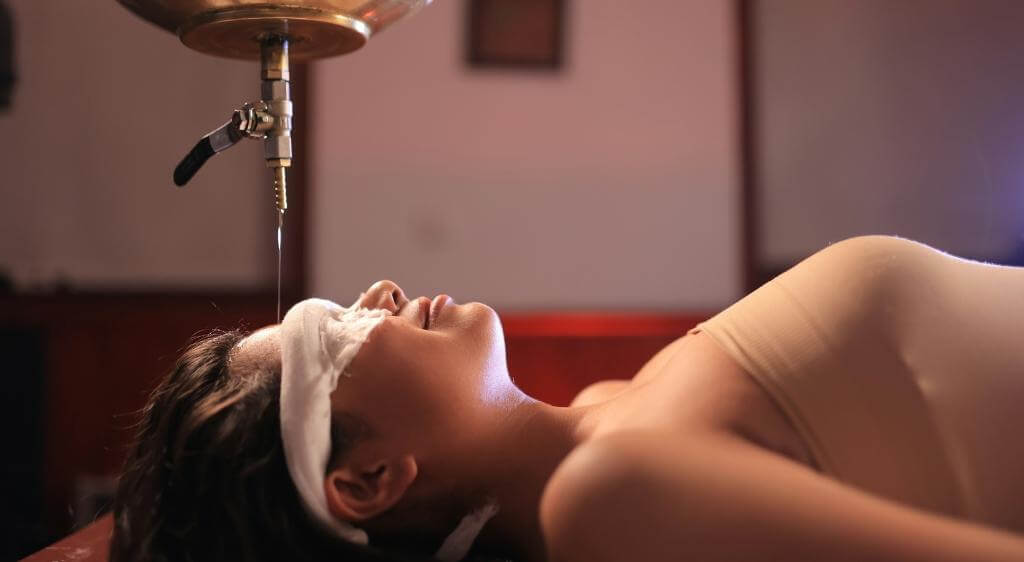 Tránh dụi, ấn hoặc massage vùng mắt trong thời gian hồi phục sau cấy mỡ.