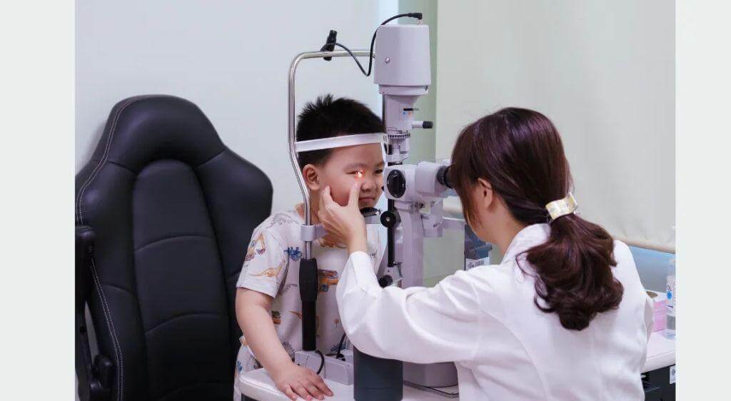Trẻ cần được đo khúc xạ đầy đủ và cần đeo kính theo hướng dẫn của bác sĩ để nhìn rõ và hỗ trợ phát triển thị lực