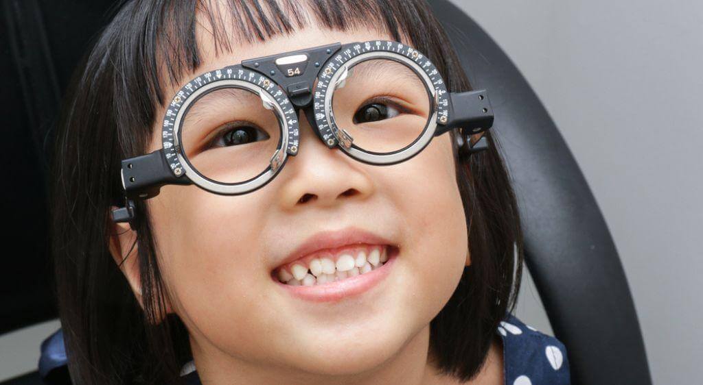 Trẻ có thị lực 510 cần đeo kính theo đúng đơn và lịch theo dõi của bác sĩ