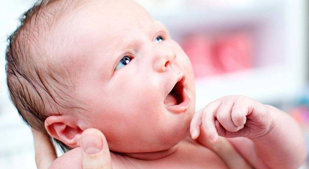Từ 2 - 3 tháng tuổi, trẻ đã bắt đầu nhìn theo khuôn mặt và vật thể chuyển động