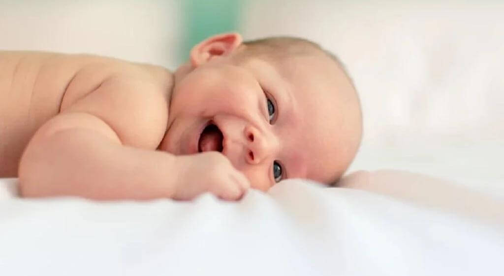 Từ 7 - 9 tháng tuổi, trẻ đã có thể nhìn và nhận biết đồ vật ở khoảng cách xa hơn