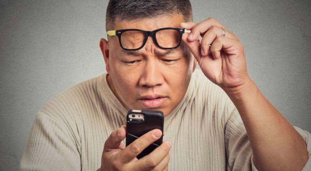Việc có cần đeo kính khi thị lực 810 phải dựa trên kết quả đo khúc xạ, triệu chứng và nhu cầu nhìn