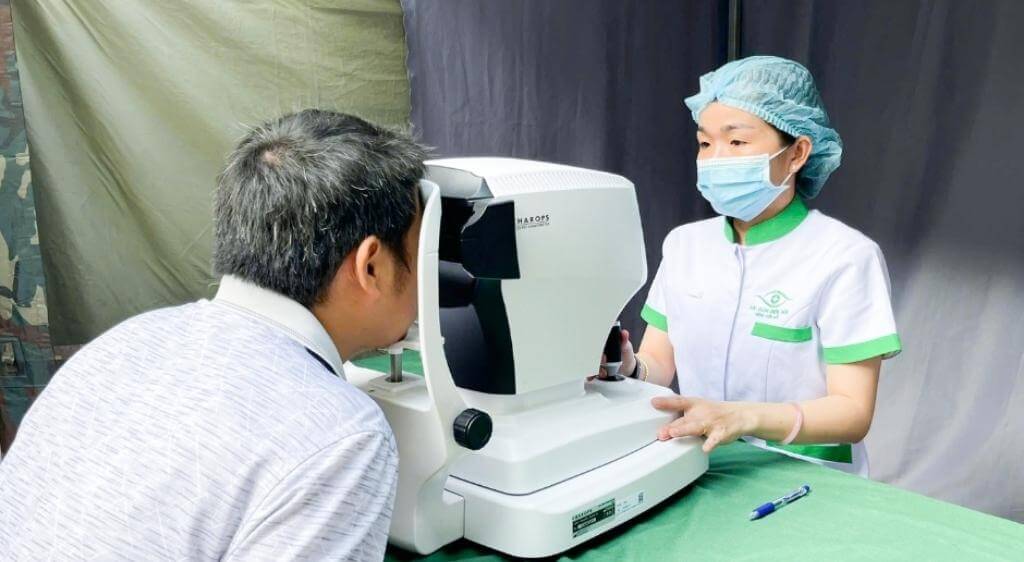 Việc thăm khám mắt và theo dõi định kỳ giúp đánh giá diễn tiến bệnh và hiệu quả điều trị