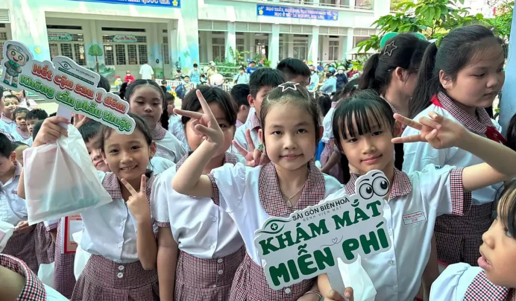 Khám mắt hơn 800 học sinh trường TH-THCS Hiệp Hòa