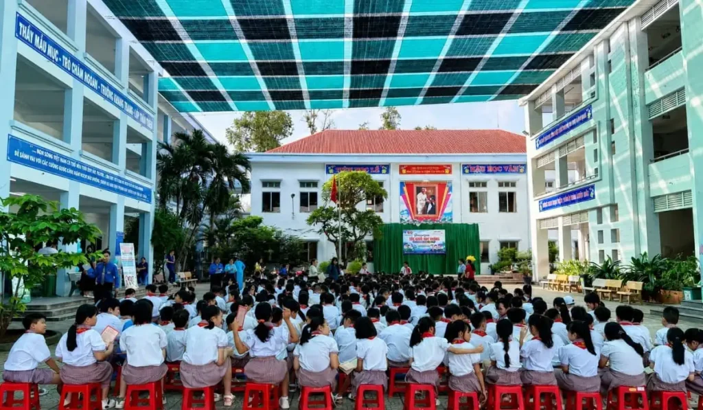Khám mắt hơn 800 học sinh trường TH-THCS Hiệp Hòa