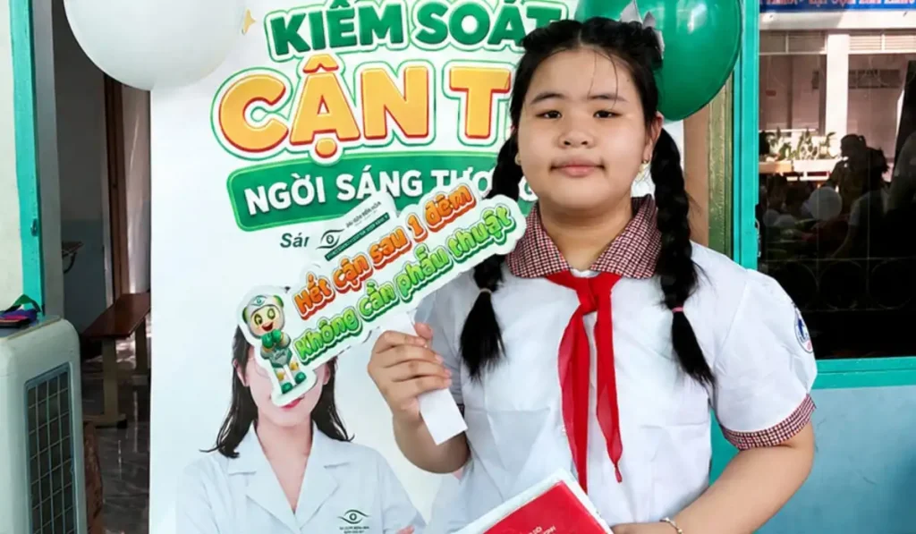 Khám mắt hơn 800 học sinh trường TH-THCS Hiệp Hòa